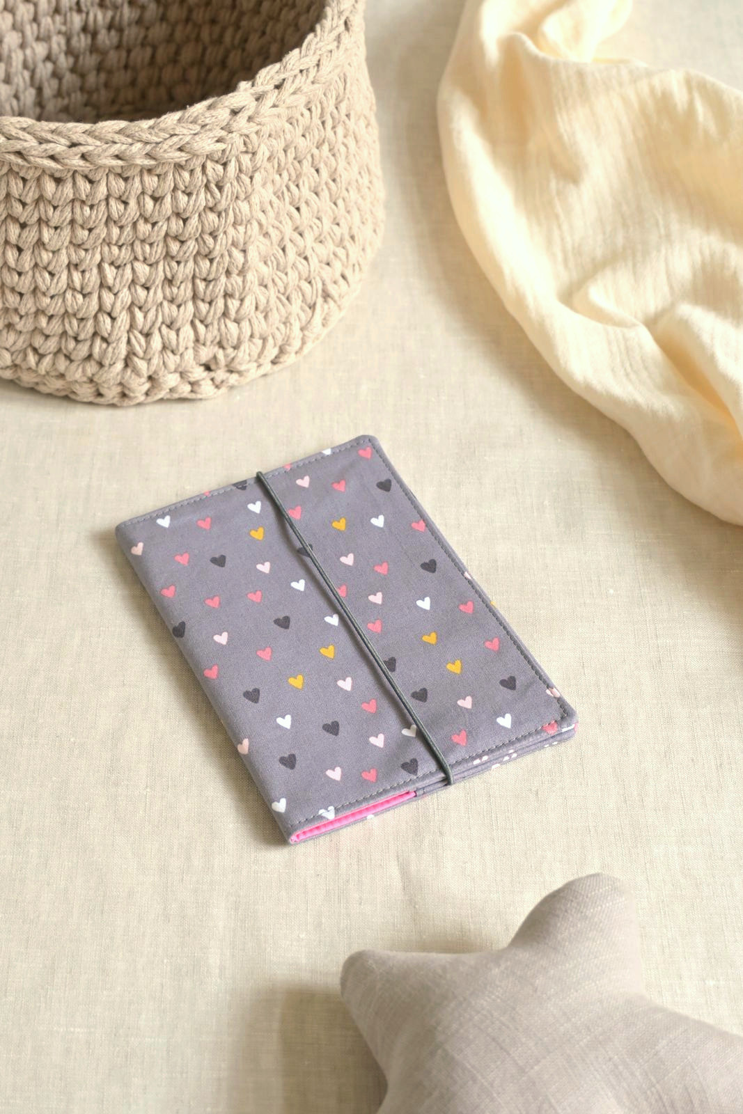 šedý obal na očkovací průkaz se srdíčky