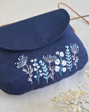 tmavě modrá kabelka s výšivkou