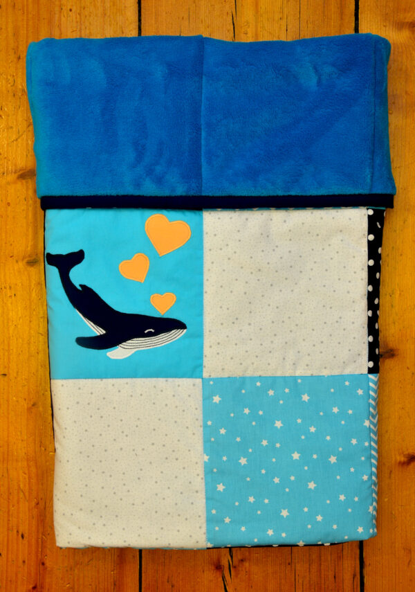 dětská deka s velrybou a srdíčky