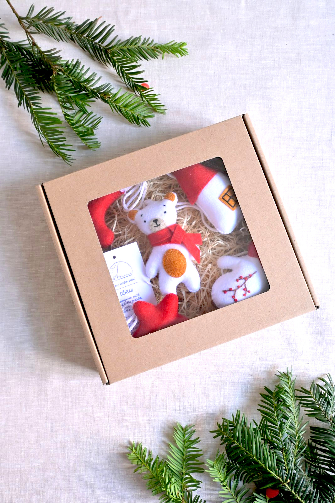 červené vánoční ozdoby