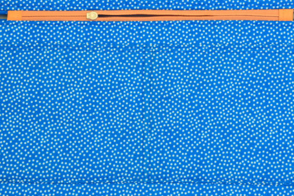 podšívka s bílými puntíky na modrém podkladu