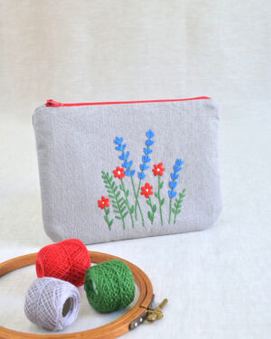 šedá taštička s vyšívanými kvítky