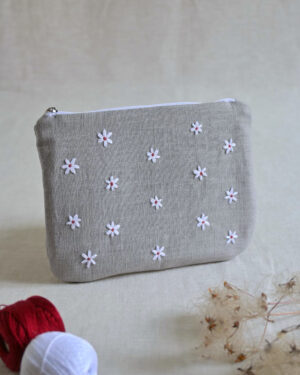 šedá taštička s vyšívanými kvítky
