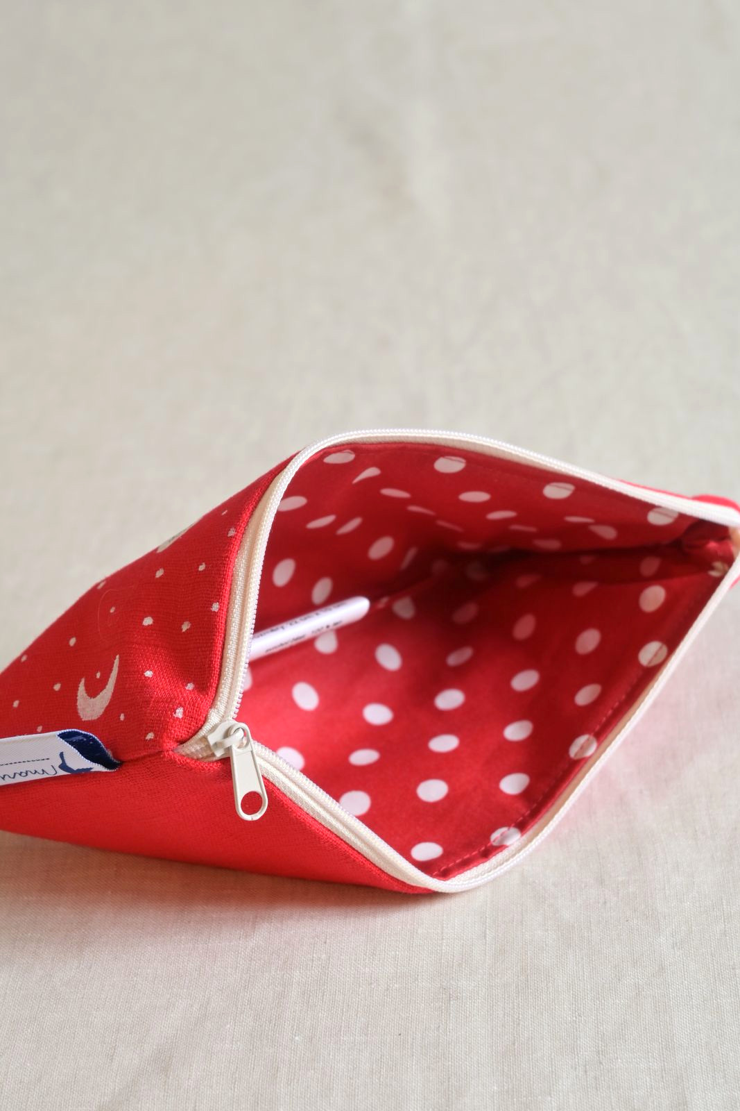 bílé puntíky na červené