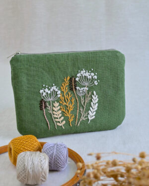 zelená vyšívaná taštička