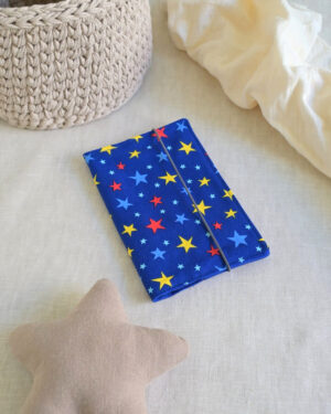 modrý obal na očkovací průkaz s hvězdičkami