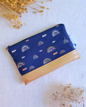 tmavě modrá taštička s duhami