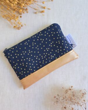 tmavě modrá taštička se zlatými puntíky