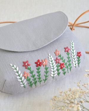 šedá kabelka s výšivkou